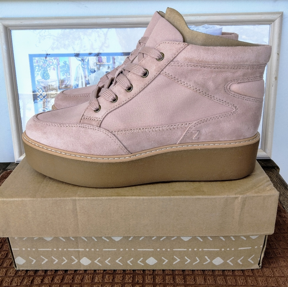 NWB Zodiac "Siona" Nougat Colored Platform Booties. Size 9.5. 1.5" Platform Heel